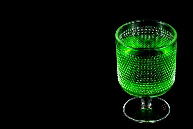 Verre avec un liquide vert phosphorescent