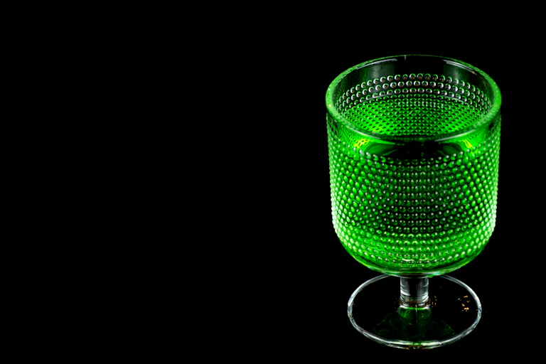 Verre avec un liquide vert phosphorescent