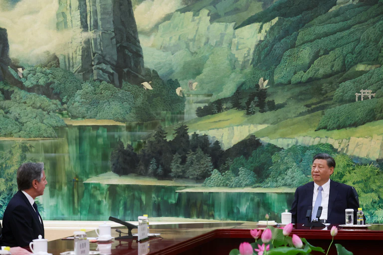 Anthony Blinken assis à une longue table avec Xi Jinping