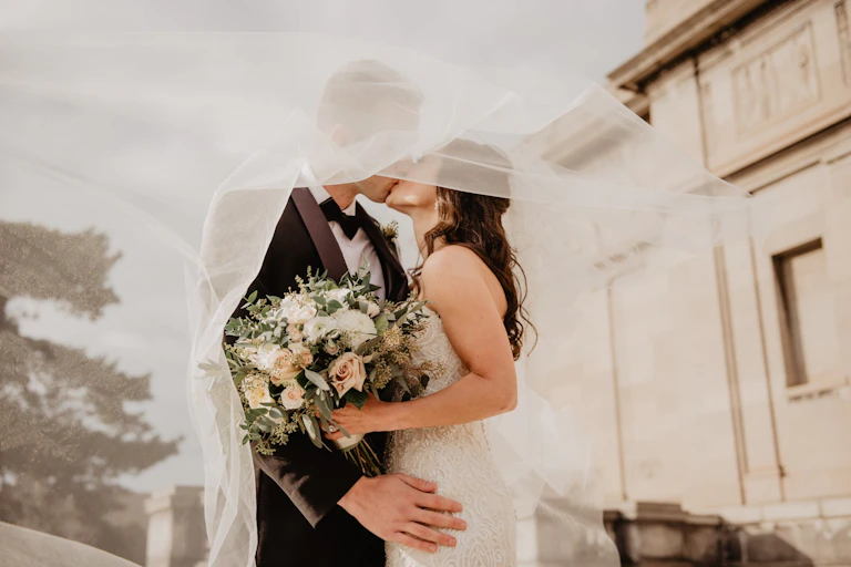 Un homme et une femme nouveaux mariés s'embrassent