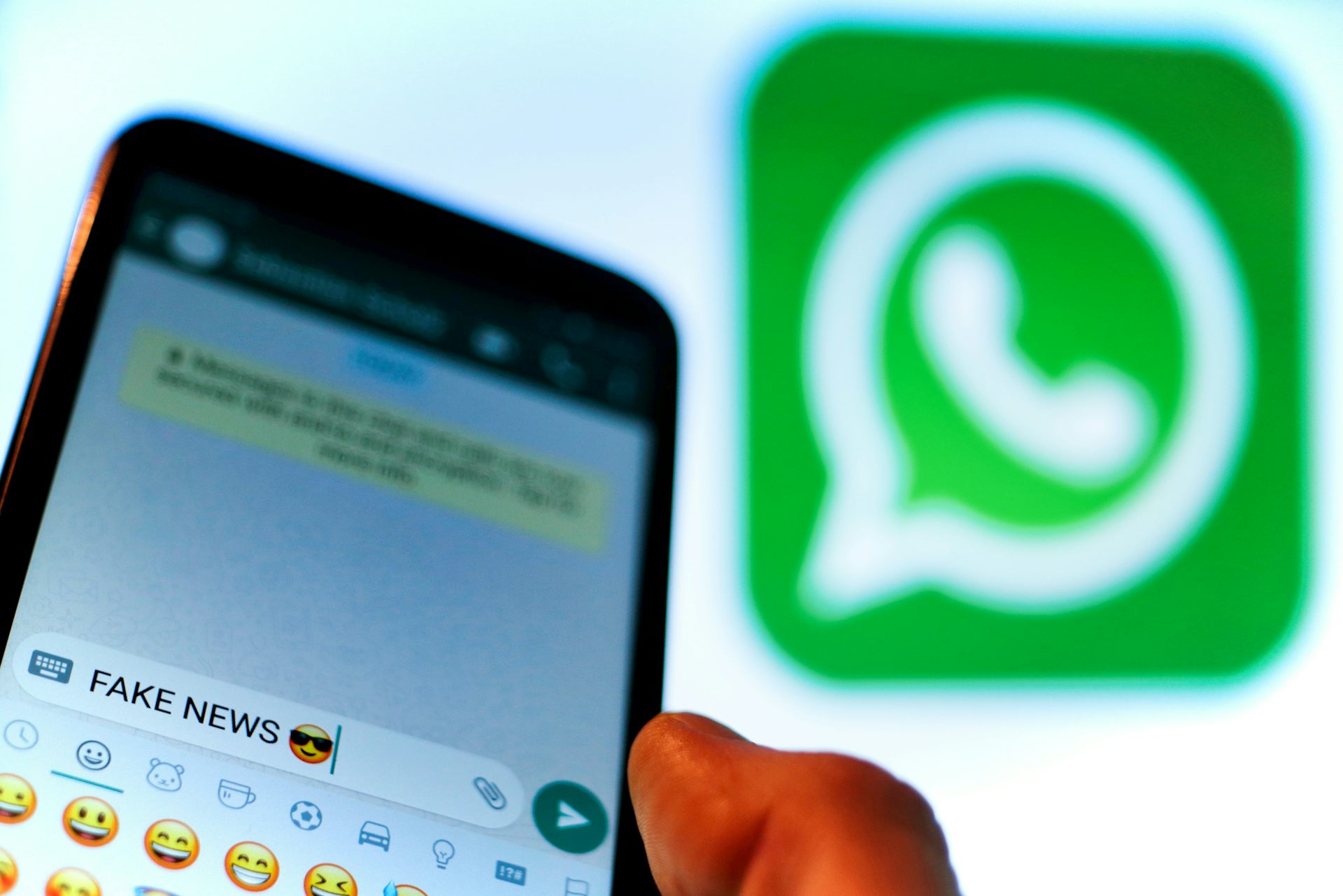 Hoaks di grup WhatsApp keluarga jelang pemilu: mengapa orang bisa percaya dan ikut menyebar berita palsu?