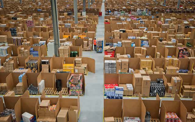 Des centaines de colis dans un entrepôt Amazon