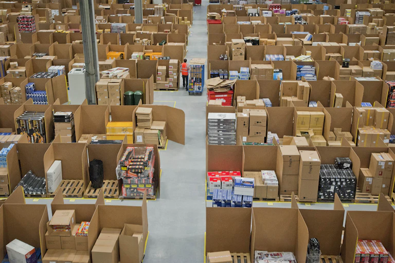 Des centaines de colis dans un entrepôt Amazon
