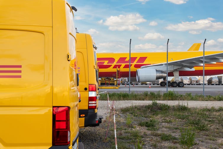 Avion de l’entreprise DHL sur le tarmac d’un aéroport allemand