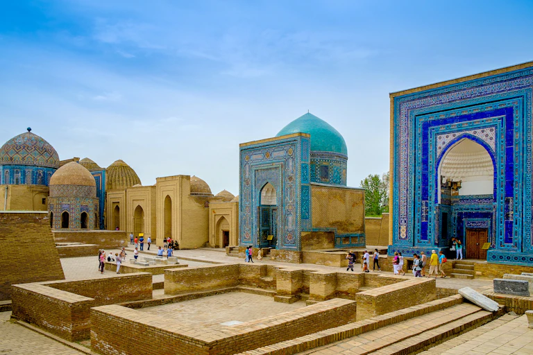 Construcciones árabes en colores marrones y azules.