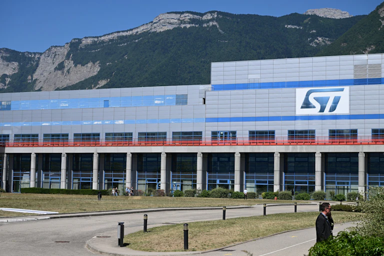Vue de l'usine de Crolles du groupe franco-italien STMicroelectronics, près de Grenoble (Isère).