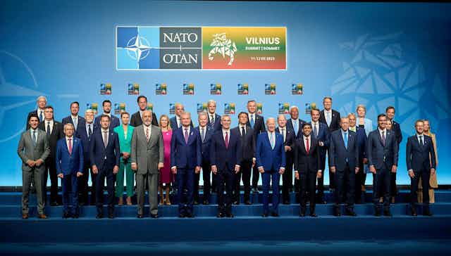 Foto oficial del secretario general de la OTAN y los jefes de Estado y de Gobierno durante la cumbre en Vilnius (Lituania).