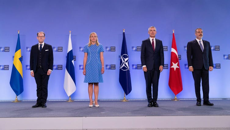 De izquierda a derecha: el ministro de Asuntos Exteriores de Suecia, Tobias Billström; la ministra de Asuntos Exteriores de Finlandia, Elina Valtonen; el secretario general de la OTAN, Jens Stoltenberg, y el ministro de Asuntos Exteriores de Turquía, Haka
