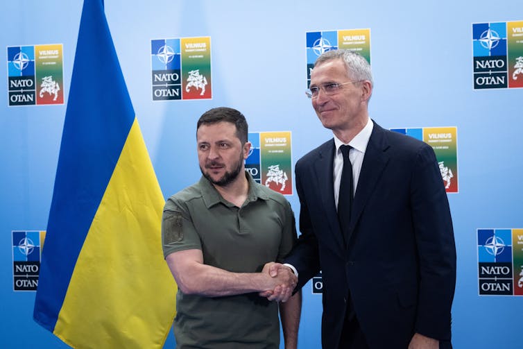 El presidente de Ucrania Volodymyr Zelensky y el secretario general de la OTAN, Jens Stoltenberg, se dan la mano.