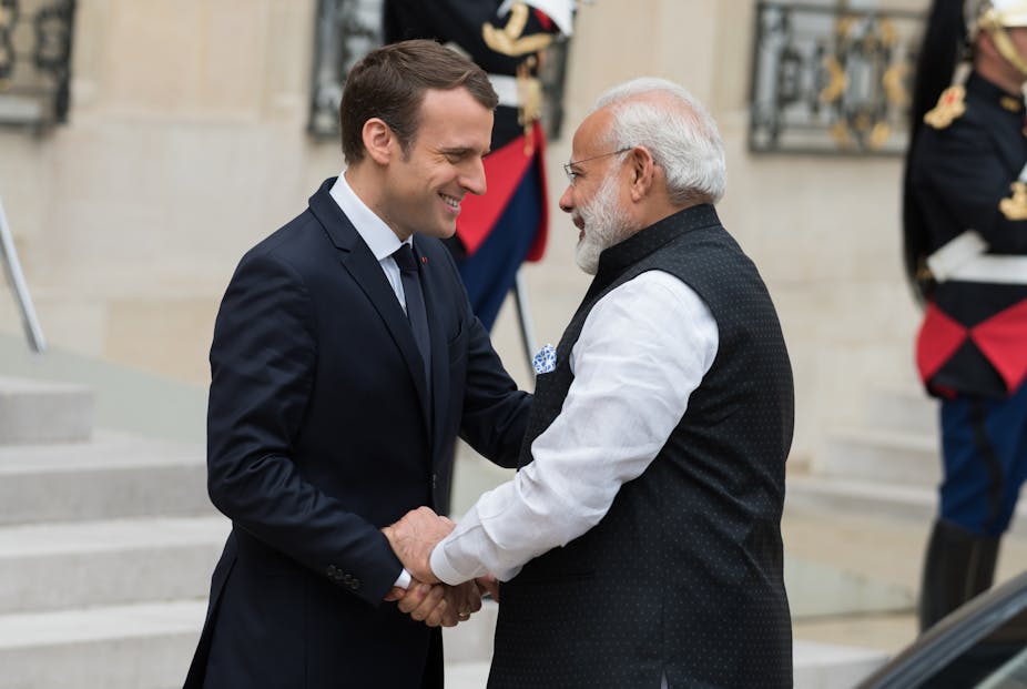 Narendra Modi et Emmanuel Macron posent ensemble sur les marches de l’Élysée