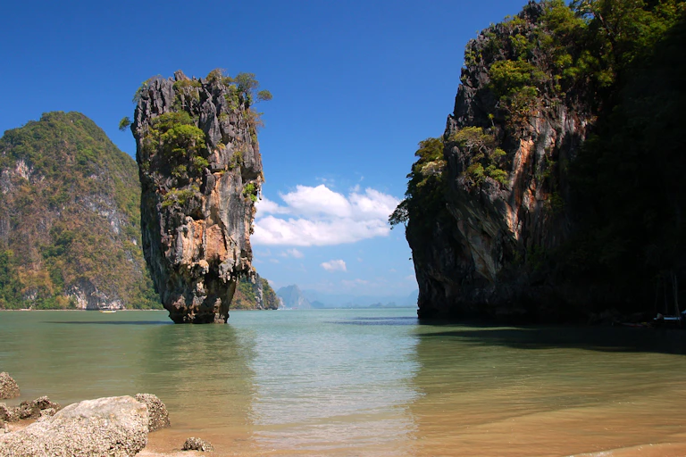 Cette île ets en Thaïlande et non en Chine comme dans cet opus de James Bond