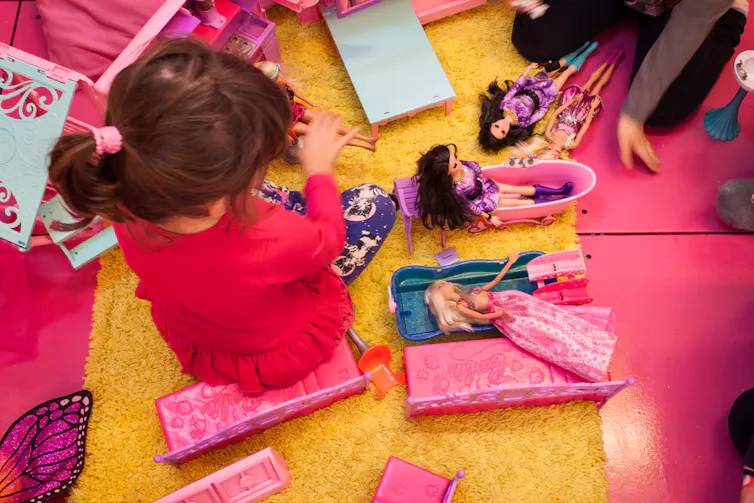 Petites filles jouant avec des poupées Barbie lors de la foire aux jeux de Milan en 2013