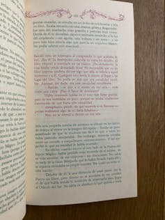 Páginas de la edición española de La historia interminable en donde los primeros párrafos aparecen escritos en verde, después hay otros párrafos en rojo, y después la narración vuelve a verde.