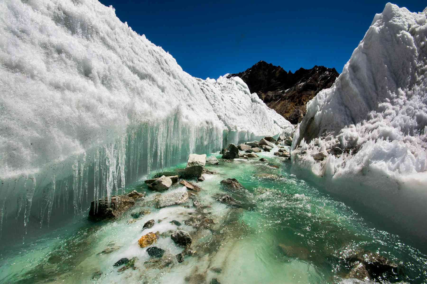 ذوبان المياه نحت نهرًا جليديًا في جبال الهيمالايا في الهند