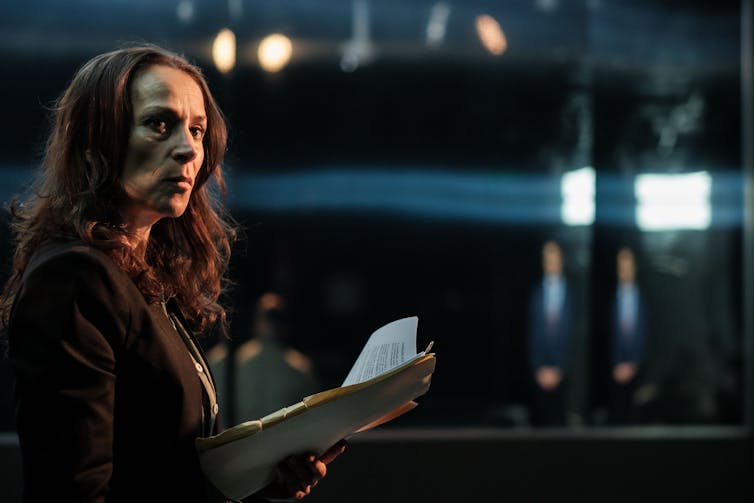 امرأة مع حافظة مانيلا.