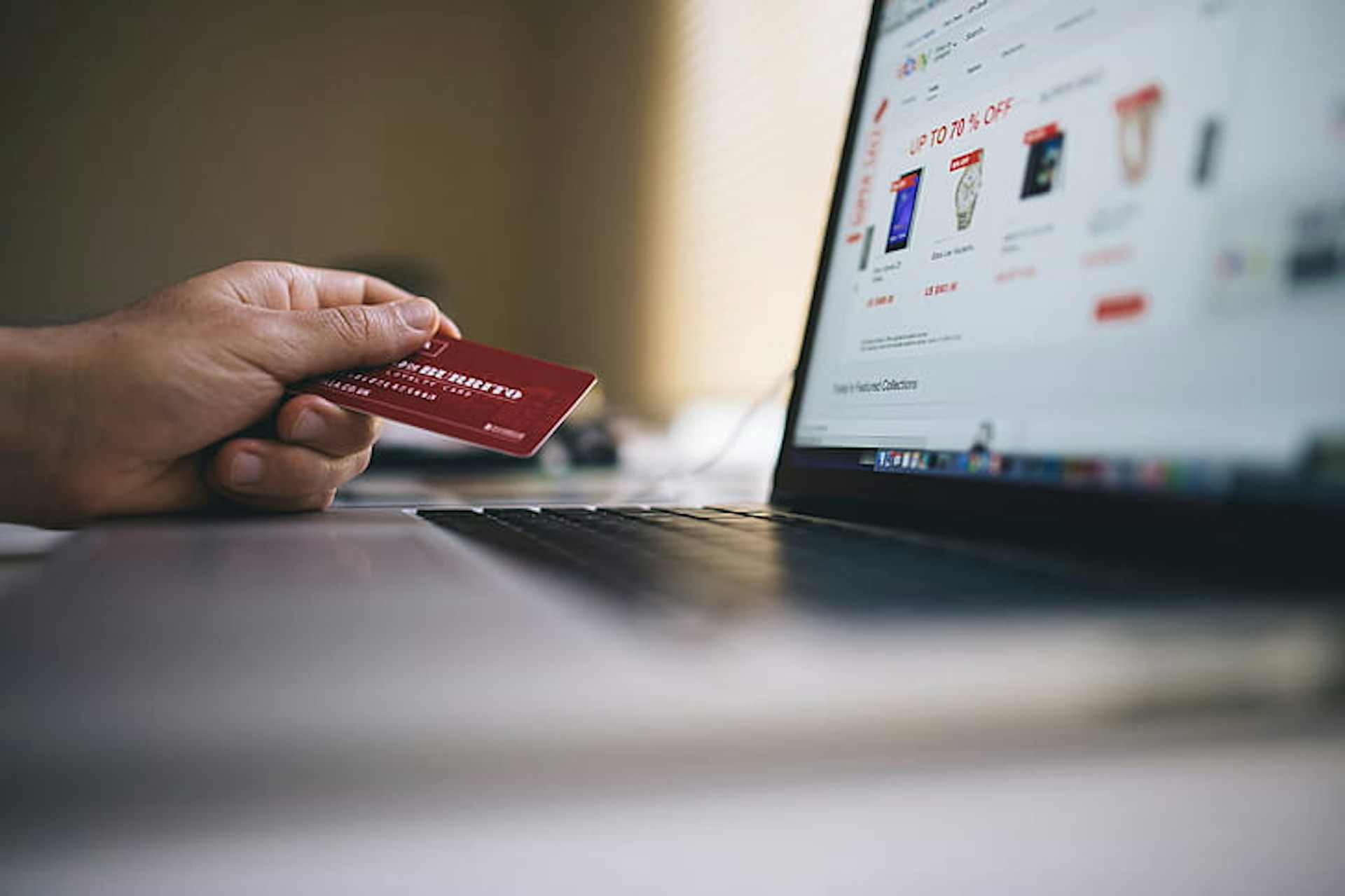 Personne réalisant des achats en ligne
