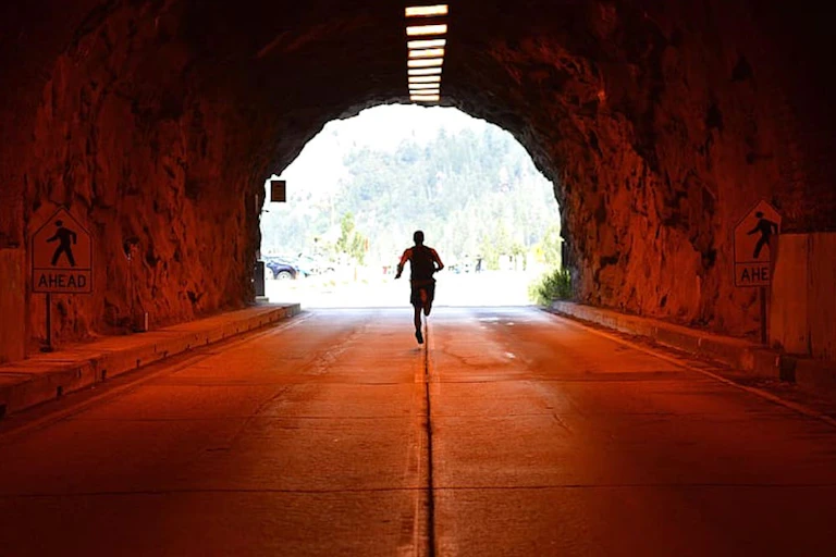 Homme courant dans un tunnel
