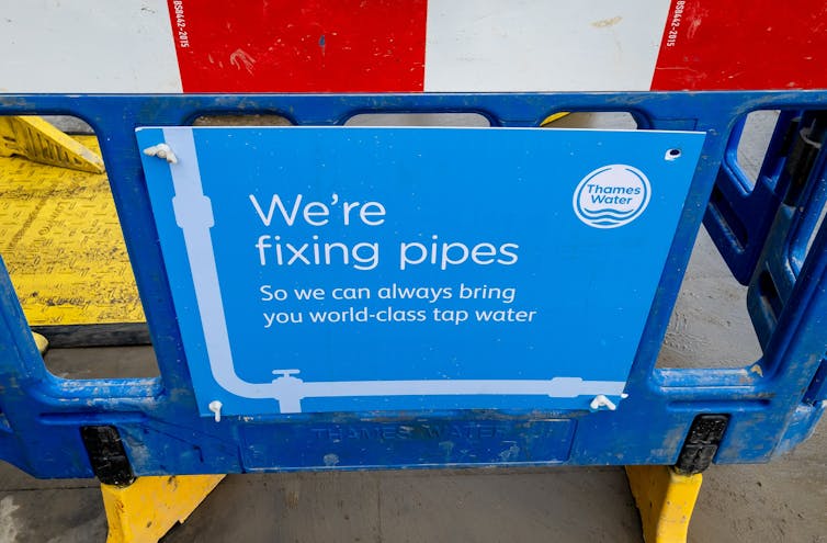 Uma placa da Thames Water onde se lê: Estamos consertando canos.
