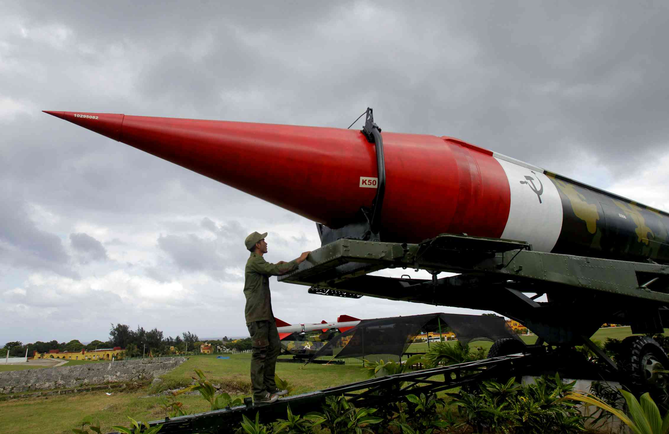 Советские ядерные ракеты на кубе. Карибский кризис ракеты на Кубе. Ракеты р-12 на Кубе. Ядерные боеголовки СССР В Кубе. Куба ядерное оружие.