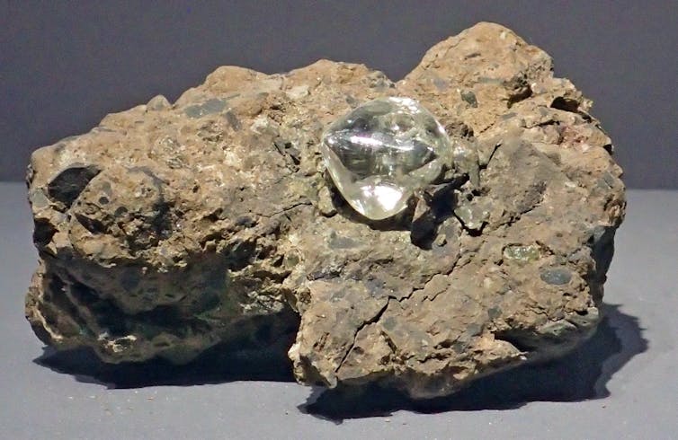 diamant sur roche beige