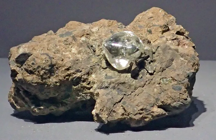 diamant sur roche beige