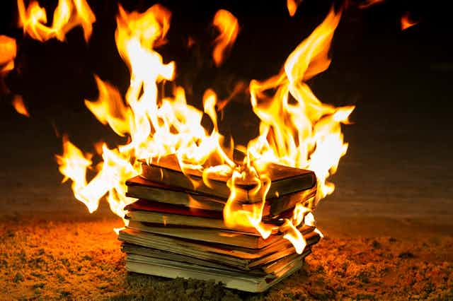 Una torre de libros sobre la arena ardiendo.