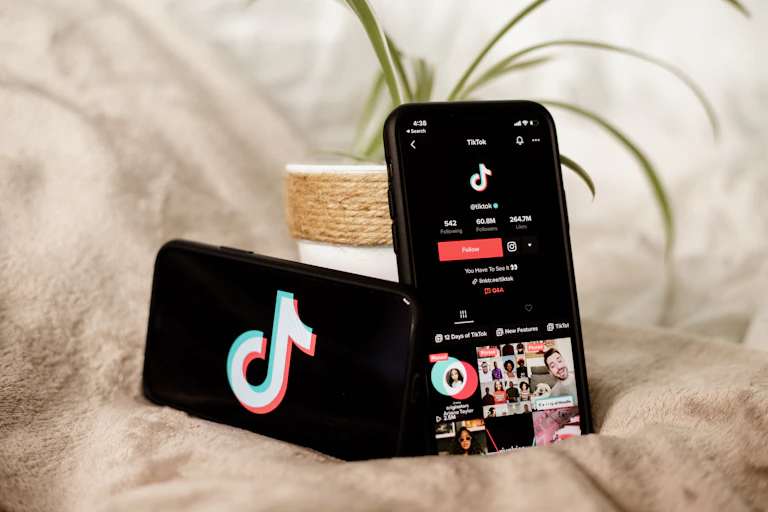 Un par de teléfonos móviles que muestran la interfaz de TikTok.