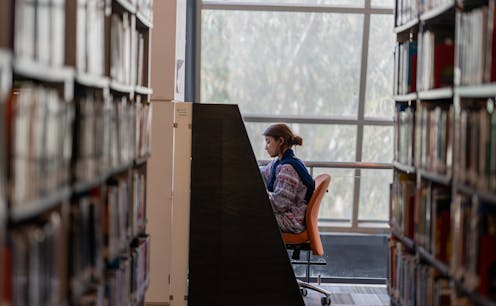 Non-native English speaking scientists work much harder just to keep up, global research reveals
