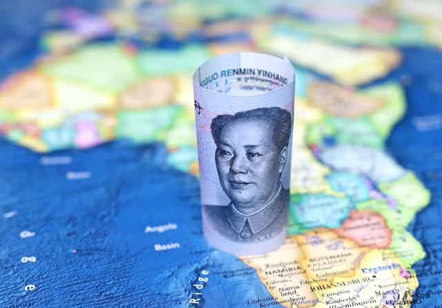 Billet en yuan sur une carte de l'Afrique