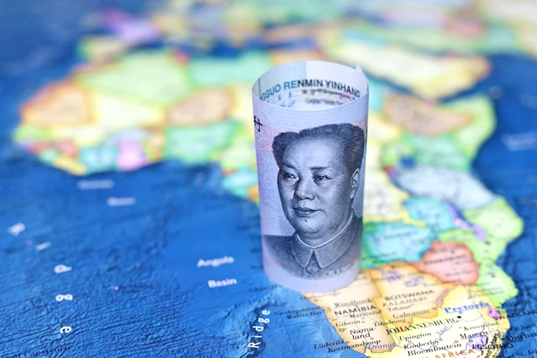 Billet en yuan sur une carte de l'Afrique