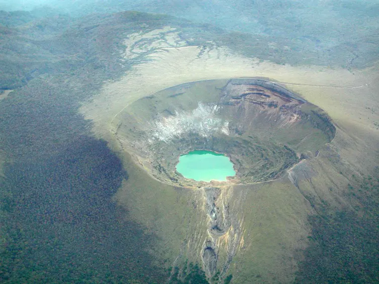 volcan avec un lac