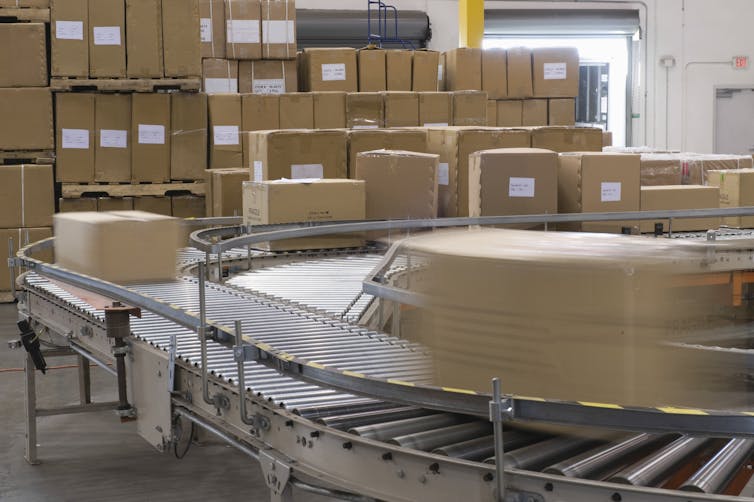 Tapis roulants sur lesquels défilent des cartons