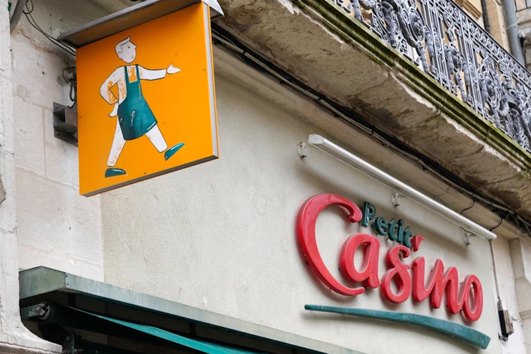 Devanture d'un supermarché Casino.