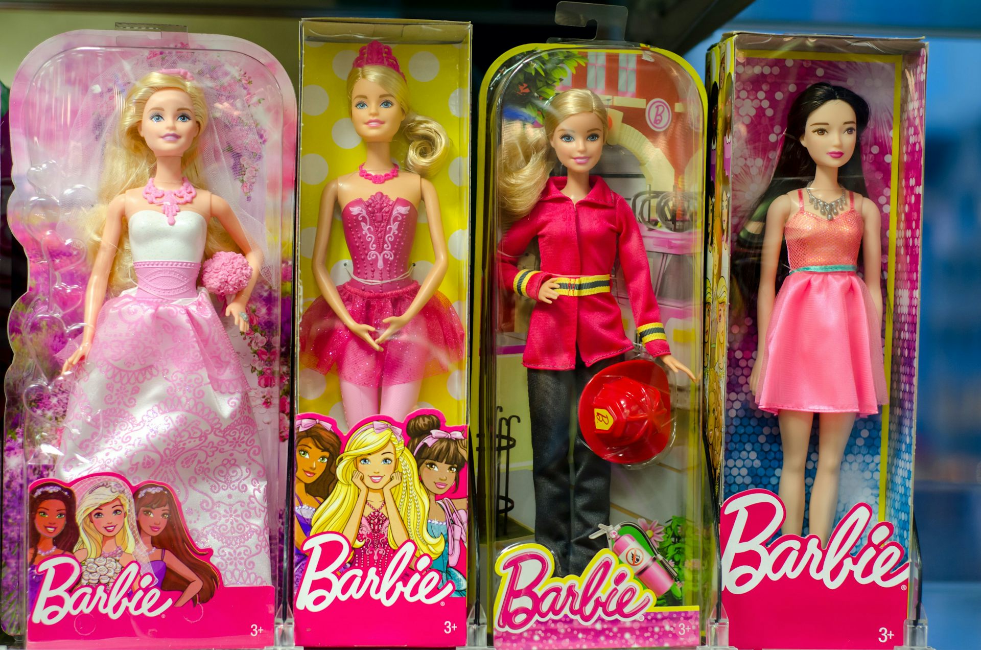 Barbie con muchos discount vestidos