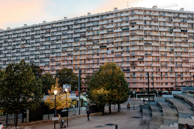Le quartier prioritaire des Arènes à Toulouse, un grand ensemble métropolitain.