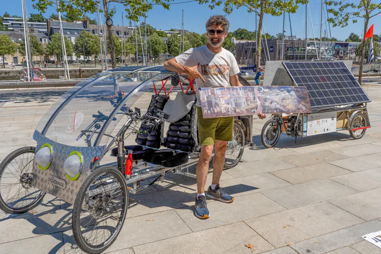 homme devant son véhicule