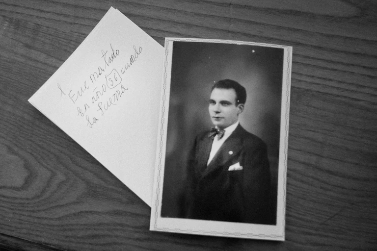Retrato antiguo de un hombre con traje y pajarita. Al lado un papel dice "Fue matado en el año 36 cuando la guerra".