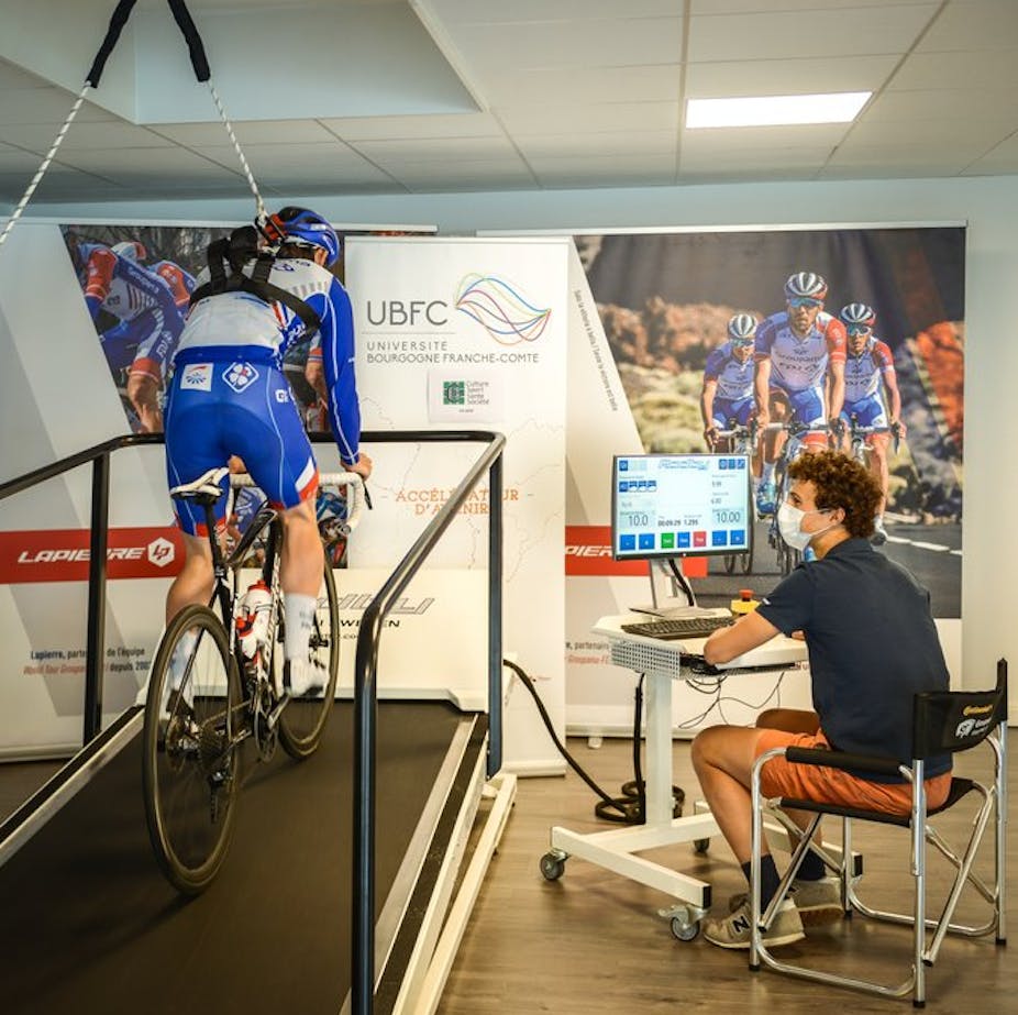 Un coureur professionnel de l'équipe cycliste Groupama-FDJ participe aux tests en laboratoire.