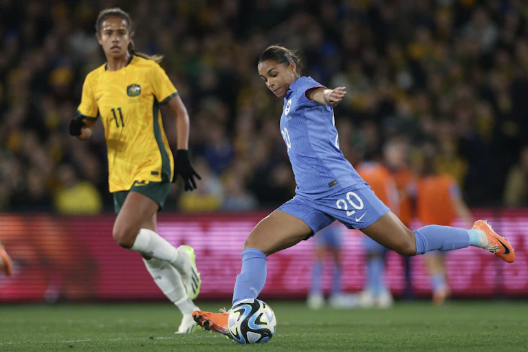Deux joueuses de soccer se disputent le ballon