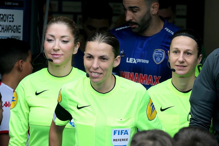 Trois femmes arbitres en tenue