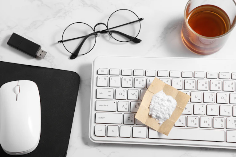 Cocaïne sur un clavier d'ordinateur