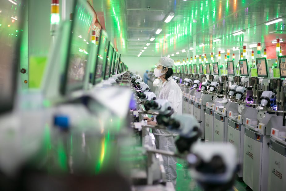 Ouvriers dans une usine