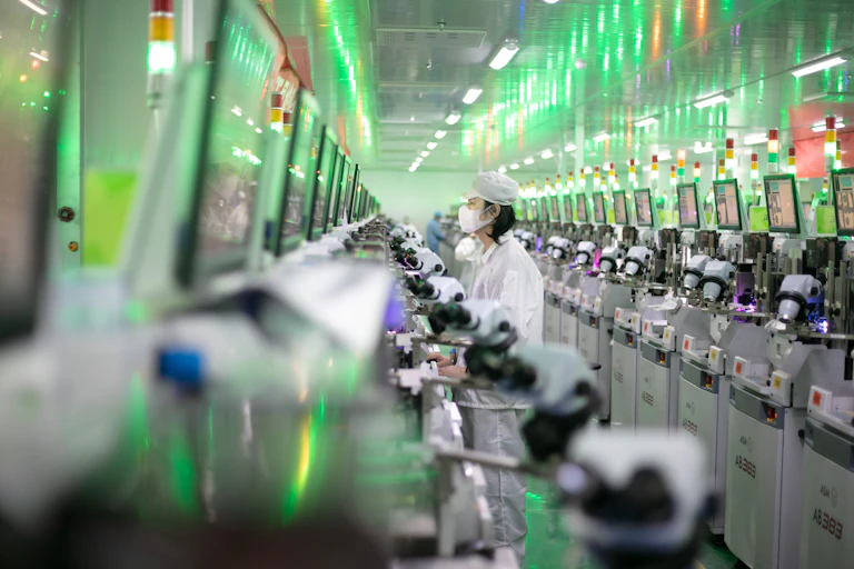 Ouvriers dans une usine