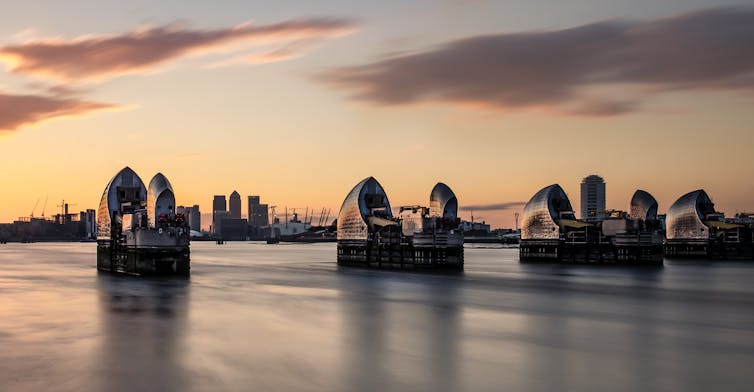 Thames Barrier com o horizonte de Londres ao fundo