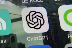 رمز تطبيق ChatGPT على شاشة الهاتف