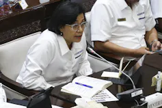 Menteri Keuangan Sri Mulyani Indrawati memberikan paparan saat rapat kerja bersama Komisi XI DPR di Kompleks Parlemen, Senayan, Jakarta, Senin (12/6/2023).