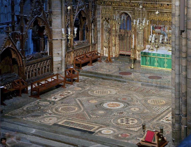 منظر علوي للمذبح العالي وأرضية Cosmati في Westminster Abbey.