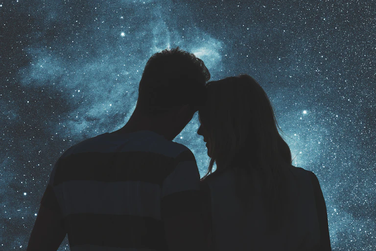 Pareja con fondo estrellado