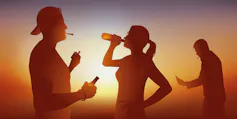 Trois jeunes boivent de la bière en fumant des cigarettes ou des drogues.