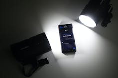 Téléphone à claper posé sur une table avec indiqué sur l'écran OM Encrochat